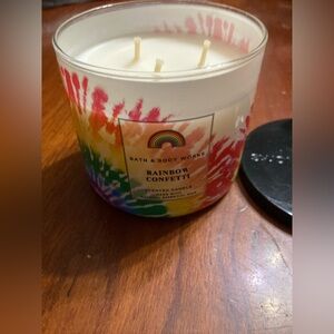 Bath & Body Works Rainbow Confetti Candle -3 wick
Brand new. Smells yummy